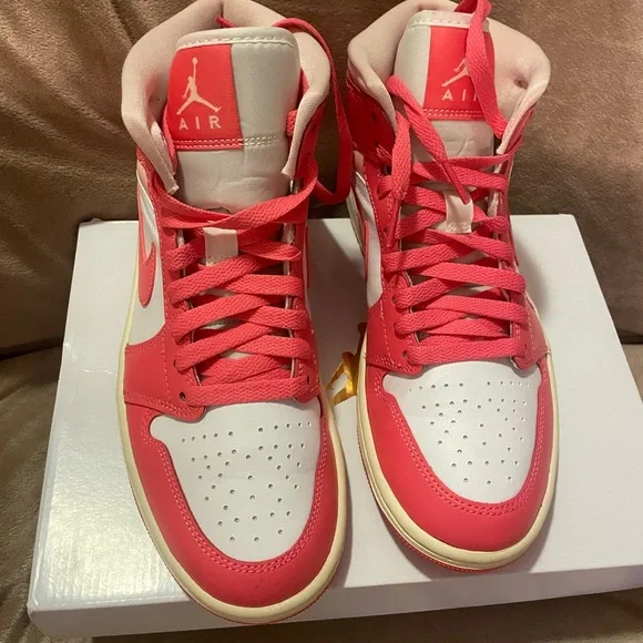 Women’s NIKE Air Jordan 1 Mid - Picture 5 of 13